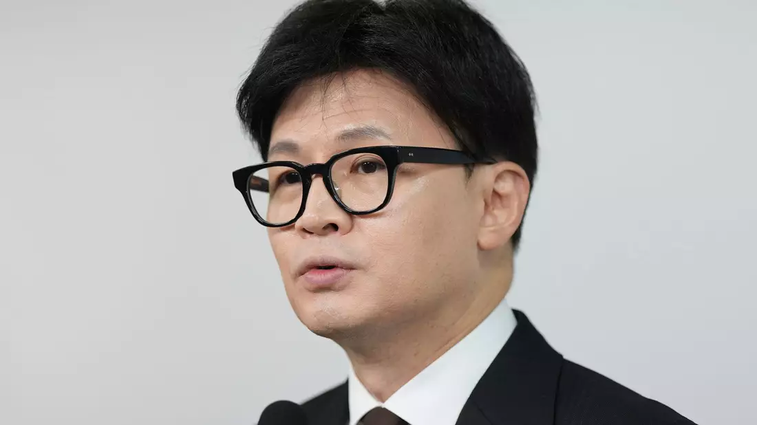 Regierungsparteichef Han Dong Hoon hat sich erstmals offen für ein Amtsenthebungsverfahren gegen Präsident Yoon Suk Yeol ausgesprochen. - Bild: Lee Jin-man/AP/dpa