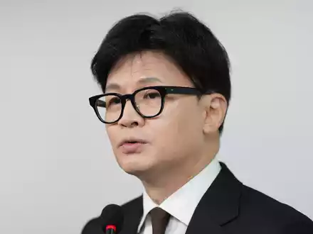 Regierungsparteichef Han Dong Hoon hat sich erstmals offen für ein Amtsenthebungsverfahren gegen Präsident Yoon Suk Yeol ausgesprochen. - Foto: Lee Jin-man/AP/dpa