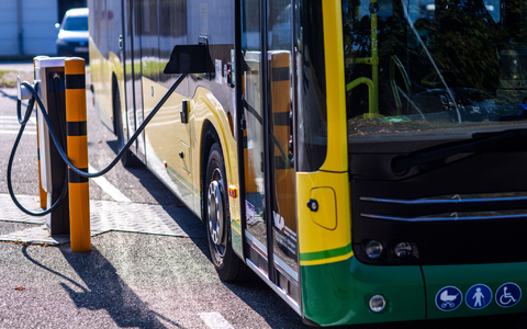 Seit 2018 fördert der Bund die Umrüstung der Busflotten in Deutschland - Tausende E-Busse sind seither im Linienverkehr unterwegs. (Archivbild) - Foto: Jens Büttner/dpa