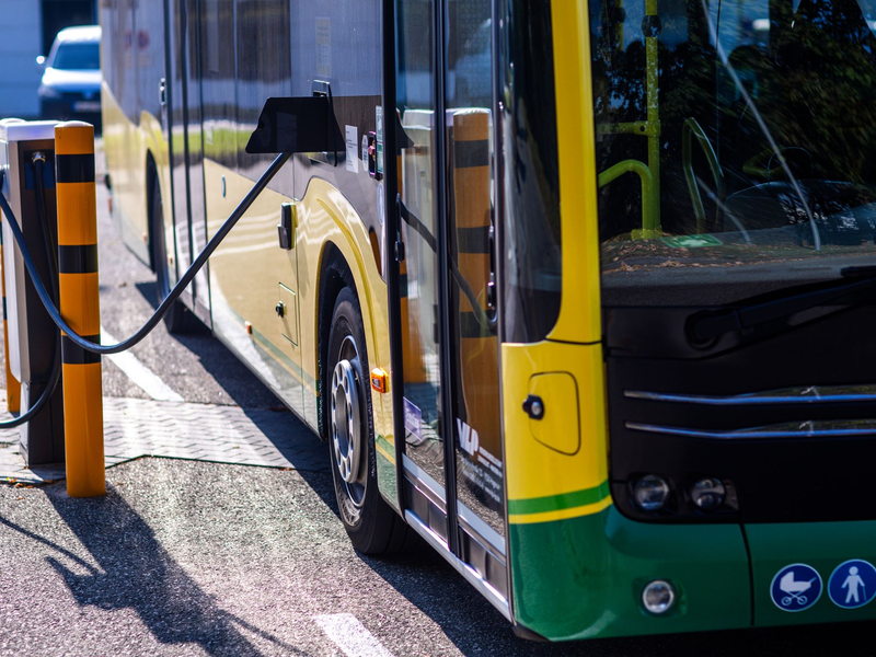 Seit 2018 fördert der Bund die Umrüstung der Busflotten in Deutschland - Tausende E-Busse sind seither im Linienverkehr unterwegs. (Archivbild) - Foto: Jens Büttner/dpa