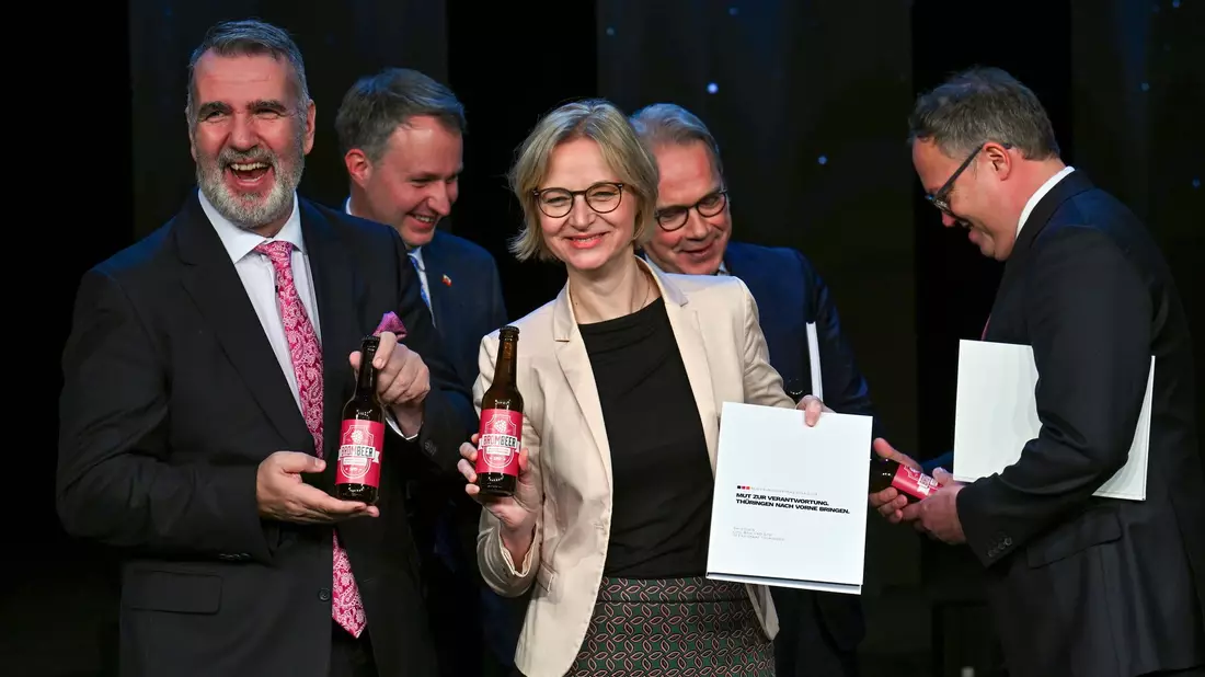 Brombeer-Törtchen bei der Unterzeichnung des Koalitionsvertrages von CDU, BSW und SPD in Thüringen: Für den Start der neuen Regierung muss noch die Ministerpräsidentenwahl gelingen.  - Bild: Martin Schutt/dpa