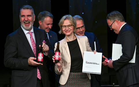 Brombeer-Törtchen bei der Unterzeichnung des Koalitionsvertrages von CDU, BSW und SPD in Thüringen: Für den Start der neuen Regierung muss noch die Ministerpräsidentenwahl gelingen.  - Foto: Martin Schutt/dpa