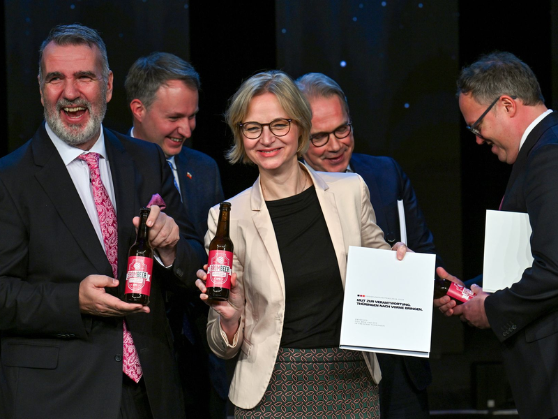 Brombeer-Törtchen bei der Unterzeichnung des Koalitionsvertrages von CDU, BSW und SPD in Thüringen: Für den Start der neuen Regierung muss noch die Ministerpräsidentenwahl gelingen.  - Foto: Martin Schutt/dpa