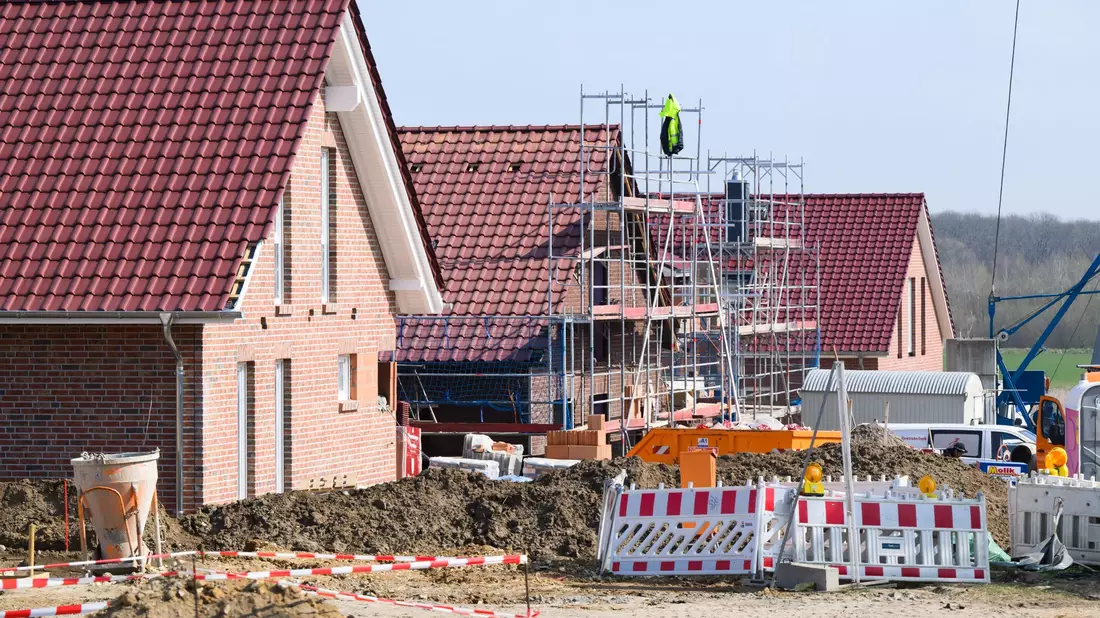 Sinkende Zinsen entlasten beim Hausbau (Archivbild) - Bild: Julian Stratenschulte/dpa