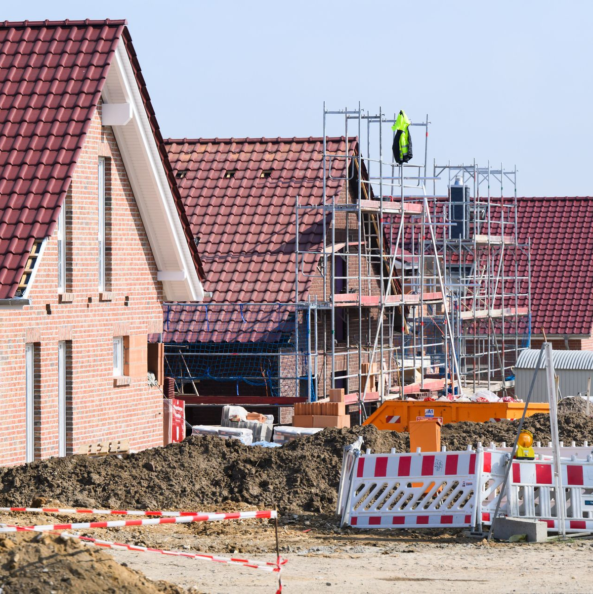 Sinkende Zinsen entlasten beim Hausbau (Archivbild) - Foto: Julian Stratenschulte/dpa