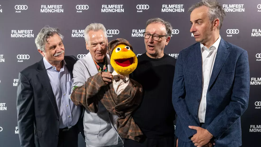 Bei der Premiere von «Hallo Spencer - Der Film» beim Filmfest München steht Drehbuchautor Jan Böhmermann (rechts) zusammen mit dem Puppenerfinder Winfried Debertin (ganz links) und den Schauspielern Achim Hall (2.v.l) und Rainer Bock zusammen. Der Film kommt jetzt in die Mediathek und dann auch ins ZDF-Fernsehprogramm. - Bild: Stefan Puchner/dpa