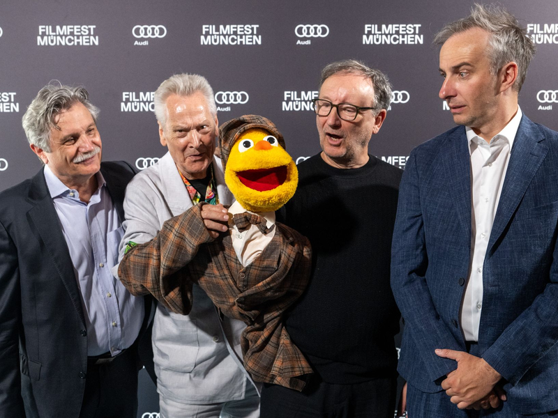 Bei der Premiere von «Hallo Spencer - Der Film» beim Filmfest München steht Drehbuchautor Jan Böhmermann (rechts) zusammen mit dem Puppenerfinder Winfried Debertin (ganz links) und den Schauspielern Achim Hall (2.v.l) und Rainer Bock zusammen. Der Film kommt jetzt in die Mediathek und dann auch ins ZDF-Fernsehprogramm. - Foto: Stefan Puchner/dpa