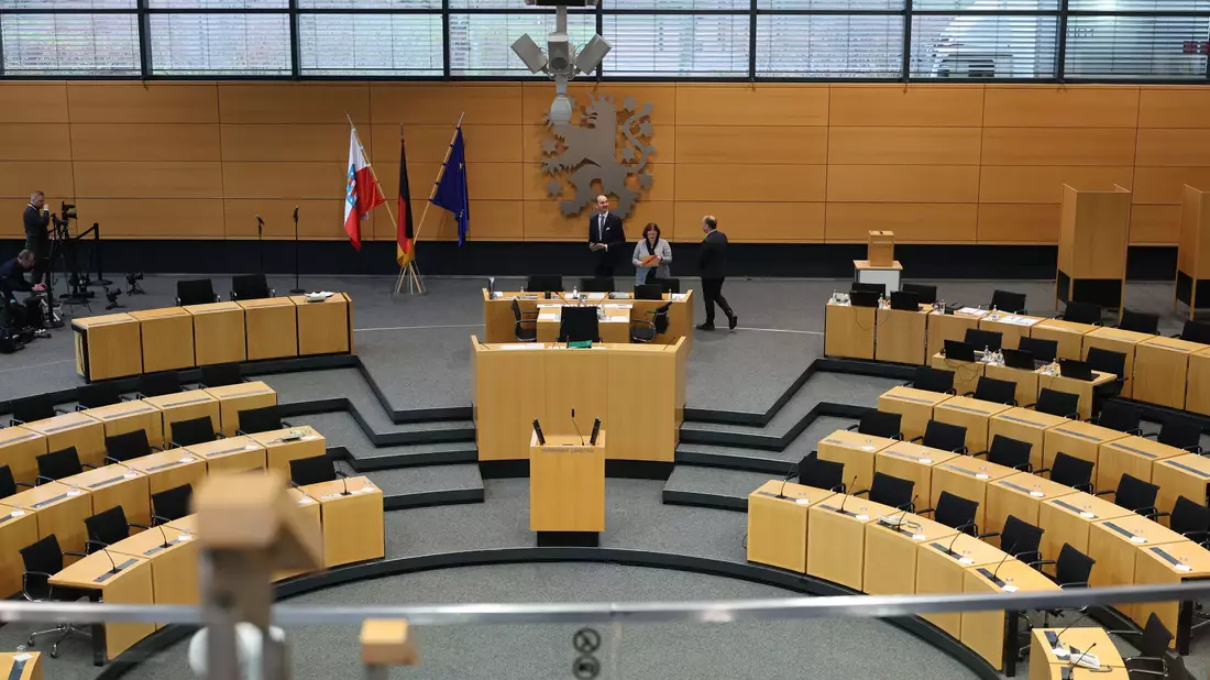 Im Thüringer Landtag will der CDU-Politiker Mario Voigt zum Ministerpräsidenten gewählt werden.  - Bild: Bodo Schackow/dpa