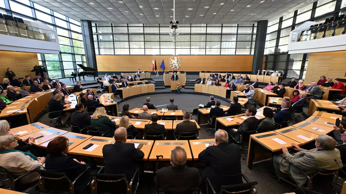 Thüringens Landtag hat Mario Voigt (CDU) zum neuen Ministerpräsidenten gewählt - Bild: Martin Schutt/dpa