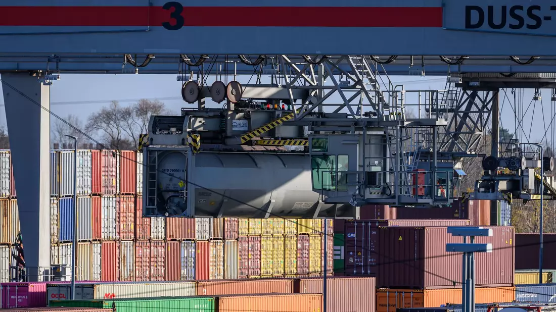 Die Wirtschaftsforscher des IfW zeigen sich in einer aktuellen Prognose pessimistischer für Deutschland. (Symbolbild) - Bild: Hendrik Schmidt/dpa