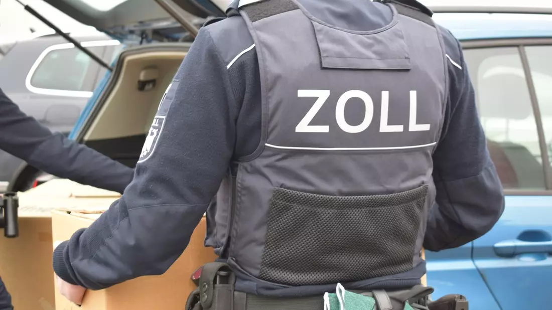 HZA-A: Augsburger Zoll gegen Schwarzarbeit und illegale Beschäftigung / Fluchtversuche beim Örtlichen Prüfungstag des Hauptzollamts Augsburg - Bild: presseportal.de