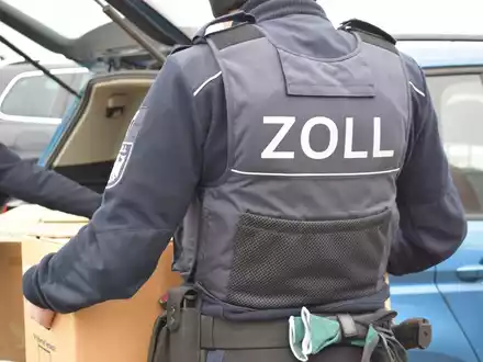 HZA-A: Augsburger Zoll gegen Schwarzarbeit und illegale Beschäftigung / Fluchtversuche beim Örtlichen Prüfungstag des Hauptzollamts Augsburg - Foto: presseportal.de
