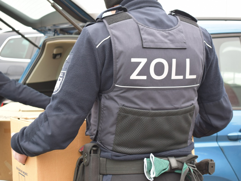 HZA-A: Augsburger Zoll gegen Schwarzarbeit und illegale Beschäftigung / Fluchtversuche beim Örtlichen Prüfungstag des Hauptzollamts Augsburg - Foto: presseportal.de