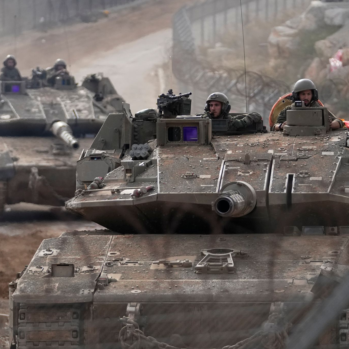 Israelischer Panzer fährt nahe der Grenzlinie zwischen den Golanhöhen und Syrien.  - Foto: Matias Delacroix/AP/dpa