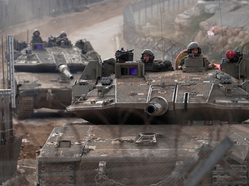 Israelischer Panzer fährt nahe der Grenzlinie zwischen den Golanhöhen und Syrien.  - Foto: Matias Delacroix/AP/dpa