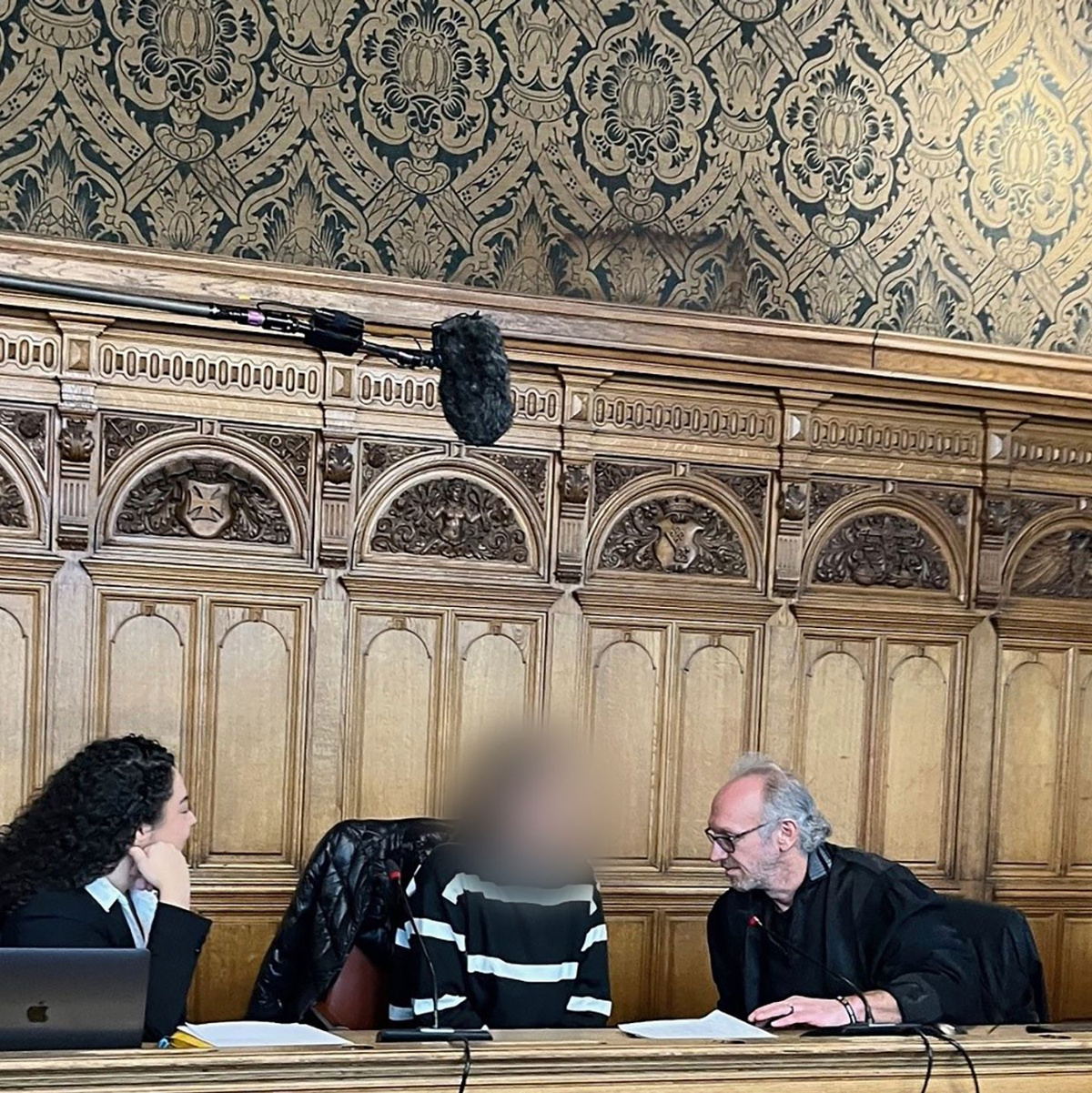 Die 32 Jahre alte Angeklagte soll mehr als acht Millionen Euro aus den Räumen eines Geldtransportunternehmens in Bremen gestohlen haben - bald könnte vor dem Landgericht Bremen das Urteil gesprochen werden. - Foto: Helen Hoffmann/dpa