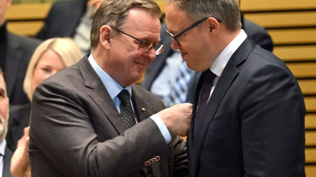 Thüringens Linke verhilft CDU-Chef ins Ministerpräsidentenamt. - Bild: Martin Schutt/dpa