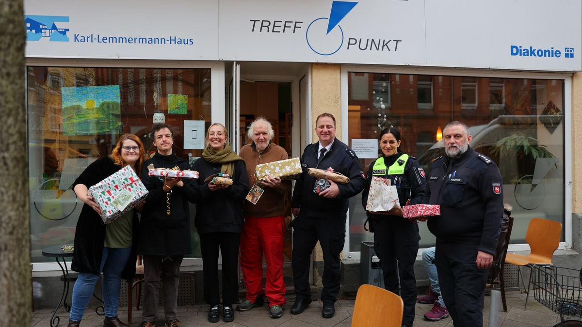 POL-H: Lichtblicke zur Weihnachtszeit - Polizeikommissariat Hannover-Limmer erfüllt Wünsche wohnungsloser Menschen - Foto: presseportal.de