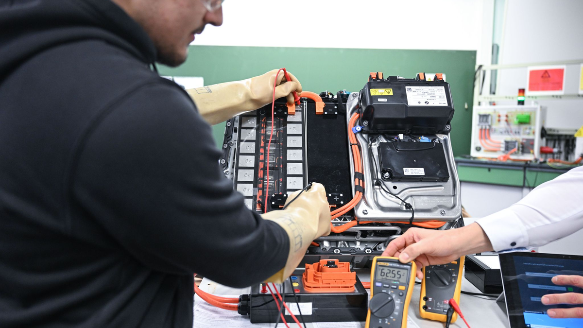 Nach Corona scheint nun die Konjunkturflaute negativ am Ausbildungsmarkt durchzuschlagen. (Archivbild) - Foto: Bernd Weißbrod/dpa