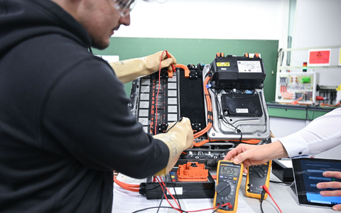 Viele Unternehmen sehen Veränderungsbedarf bei der Berufsausbildung. (Archivbild) - Foto: Bernd Weißbrod/dpa