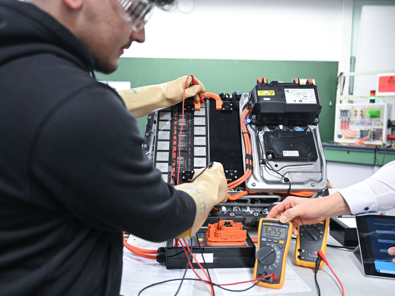 Nach Corona scheint nun die Konjunkturflaute negativ am Ausbildungsmarkt durchzuschlagen. (Archivbild) - Foto: Bernd Weißbrod/dpa