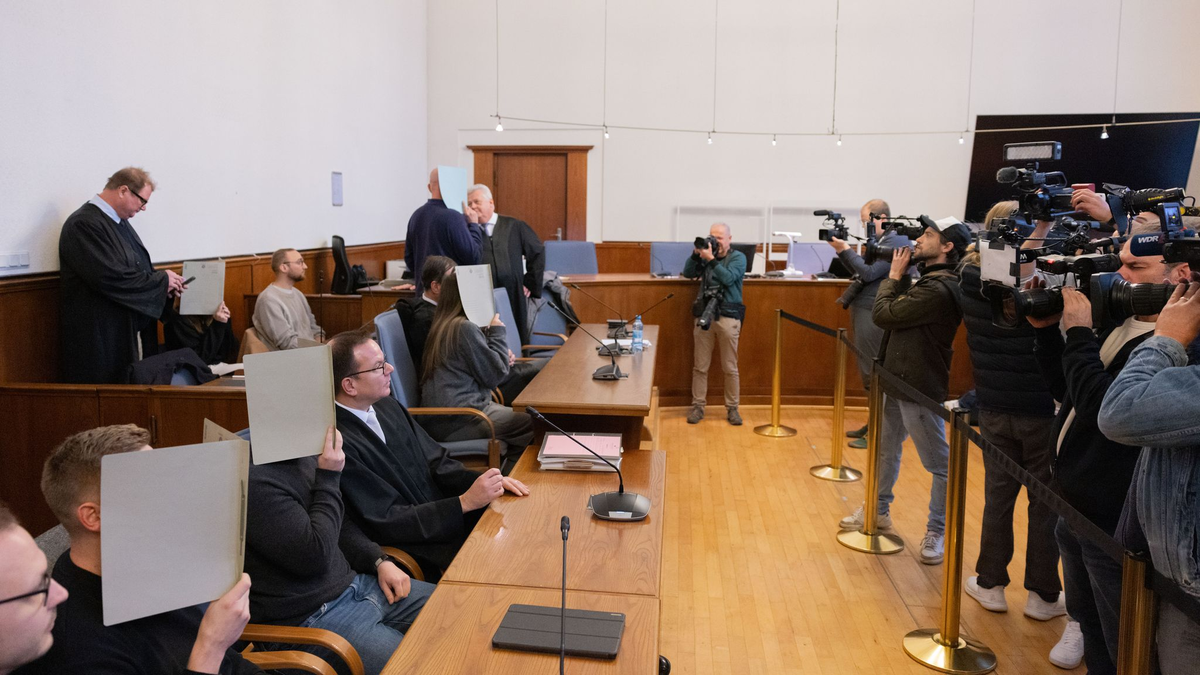 Zuschauer demonstrieren nach dem Urteil im Prozess mit fünf angeklagten Polizeibeamtinnen und -beamten im Gerichtssaal des Landgerichts. - Foto: Rolf Vennenbernd/dpa