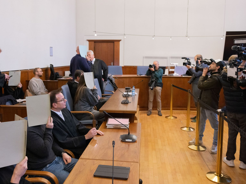 Zuschauer demonstrieren nach dem Urteil im Prozess mit fünf angeklagten Polizeibeamtinnen und -beamten im Gerichtssaal des Landgerichts. - Foto: Rolf Vennenbernd/dpa