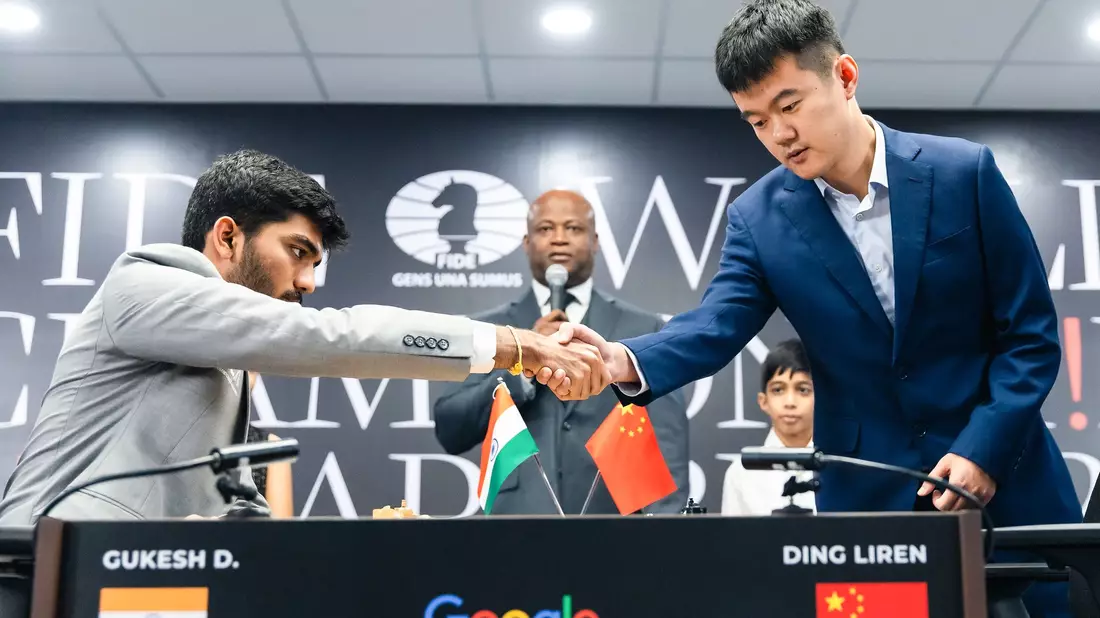 Titelverteidiger Ding Liren (r) aus China leistete sich einen Riesenfehler im entscheidenden WM-Duell. - Bild: Seshadri Sukumar/ZUMA Press Wire/dpa