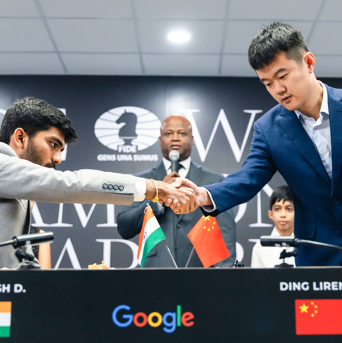 Titelverteidiger Ding Liren (r) aus China leistete sich einen Riesenfehler im entscheidenden WM-Duell. - Foto: Seshadri Sukumar/ZUMA Press Wire/dpa