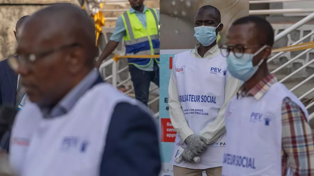 Mitarbeiter des Gesundheitswesens im Kongo haben derzeit viel zu tun, neben Mpox auch mit der ominösen «Krankheit X». - Bild: Moses Sawasawa/AP/dpa