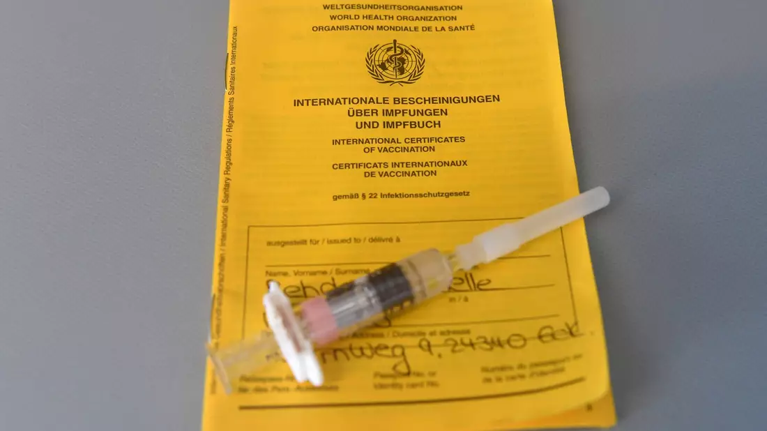 Zum Schutz vor Polio werden allen Kindern in Deutschland drei Impfdosen empfohlen (Symbolbild). - Bild: Carsten Rehder/dpa