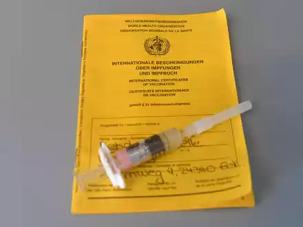 Zum Schutz vor Polio werden allen Kindern in Deutschland drei Impfdosen empfohlen (Symbolbild). - Foto: Carsten Rehder/dpa