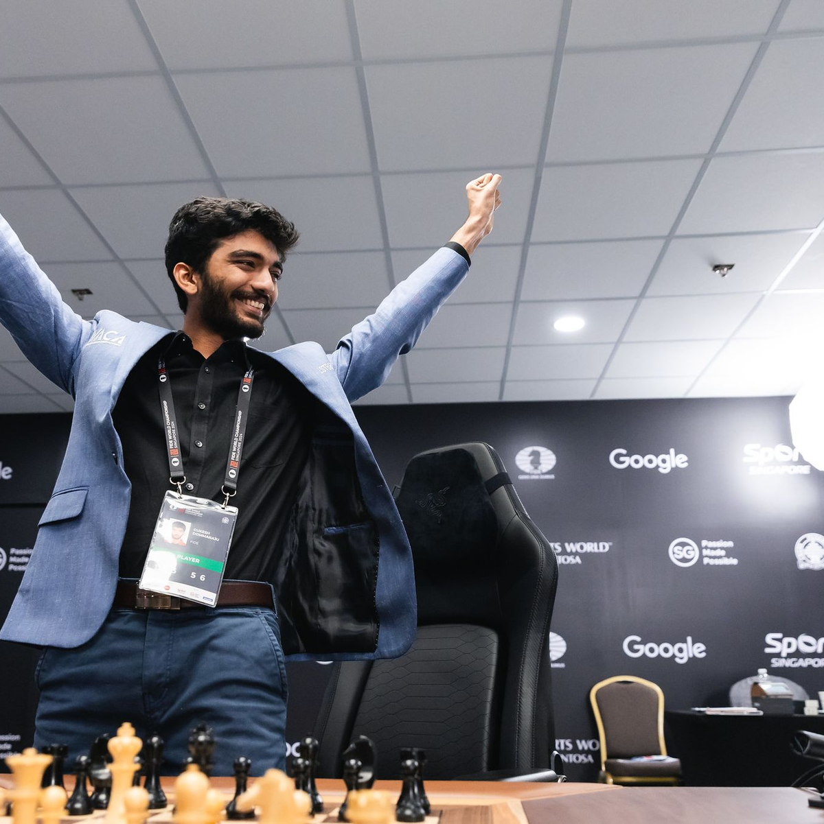 Dommaraju Gukesh krönt sich mit 18 Jahren zum jüngsten Schach-Weltmeister. - Foto: Eng Chin An/FIDE/dpa