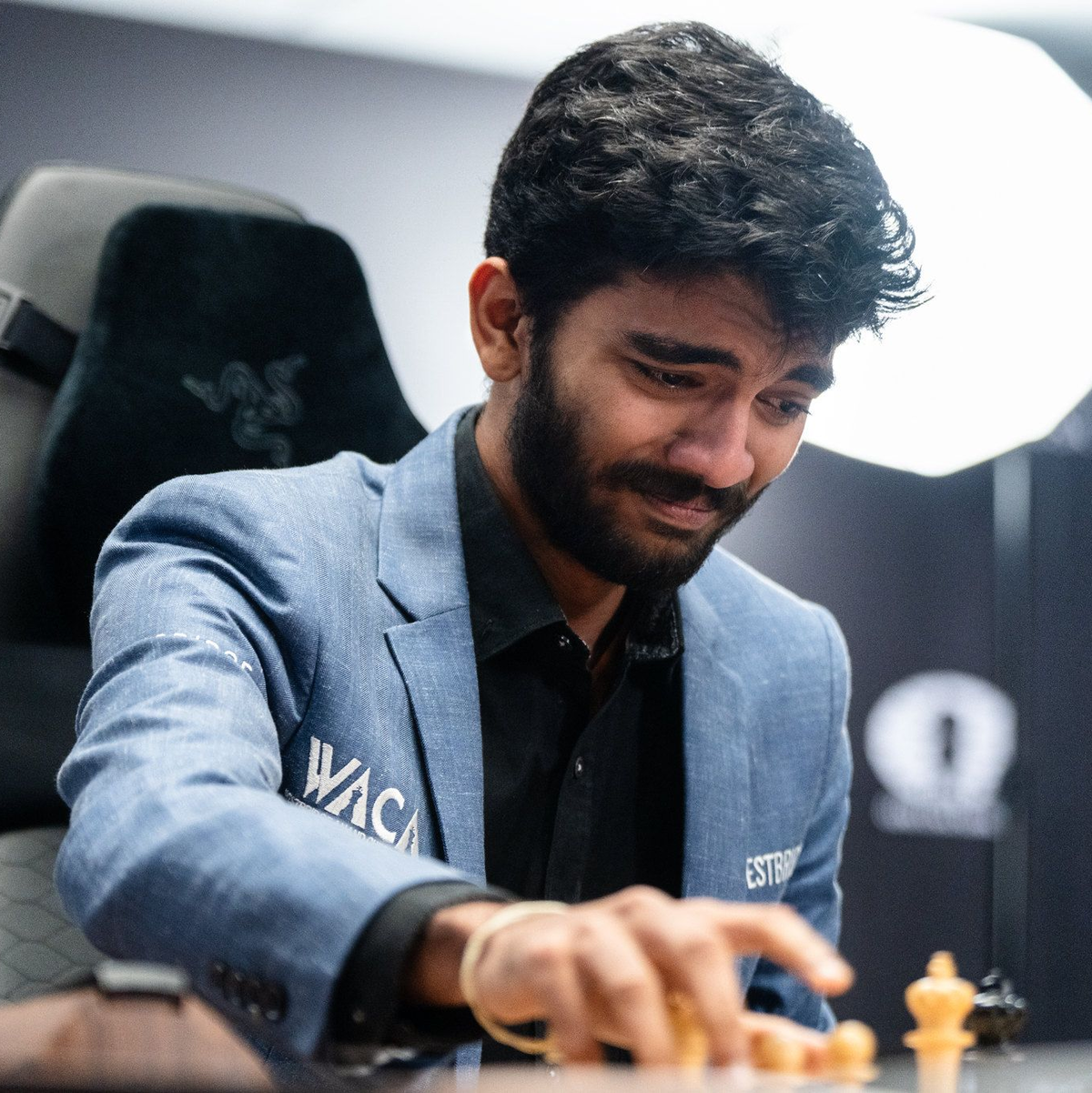 Es ist besiegelt: Titelverteidiger Ding Liren (r) räumt seine Niederlage gegen Gukesh ein. - Foto: Maria Emelianova/FIDE/dpa