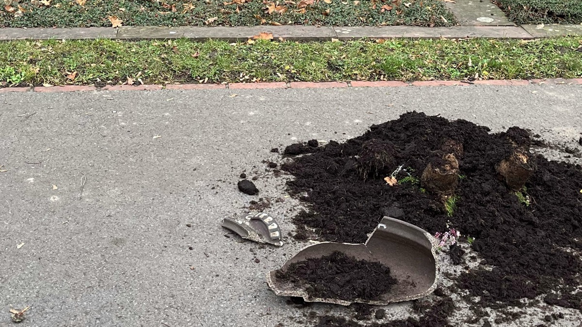 POL-AC: Vandalismus auf dem Friedhof - Unbekannte beschädigen Gräber - Foto: presseportal.de