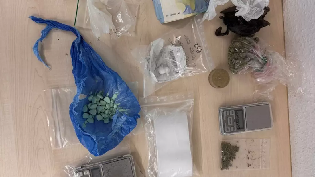 POL-K: 241212-2-K Polizisten nehmen mutmaßlichen Drogendealer fest - Drogen und Bargeld bei Wohnungsdurchsuchung sichergestellt - Bild: presseportal.de