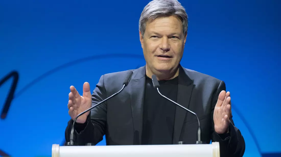 Will die Nachfrage nach Elektroautos ankurbeln: Minister Habeck. - Bild: Sebastian Gollnow/dpa