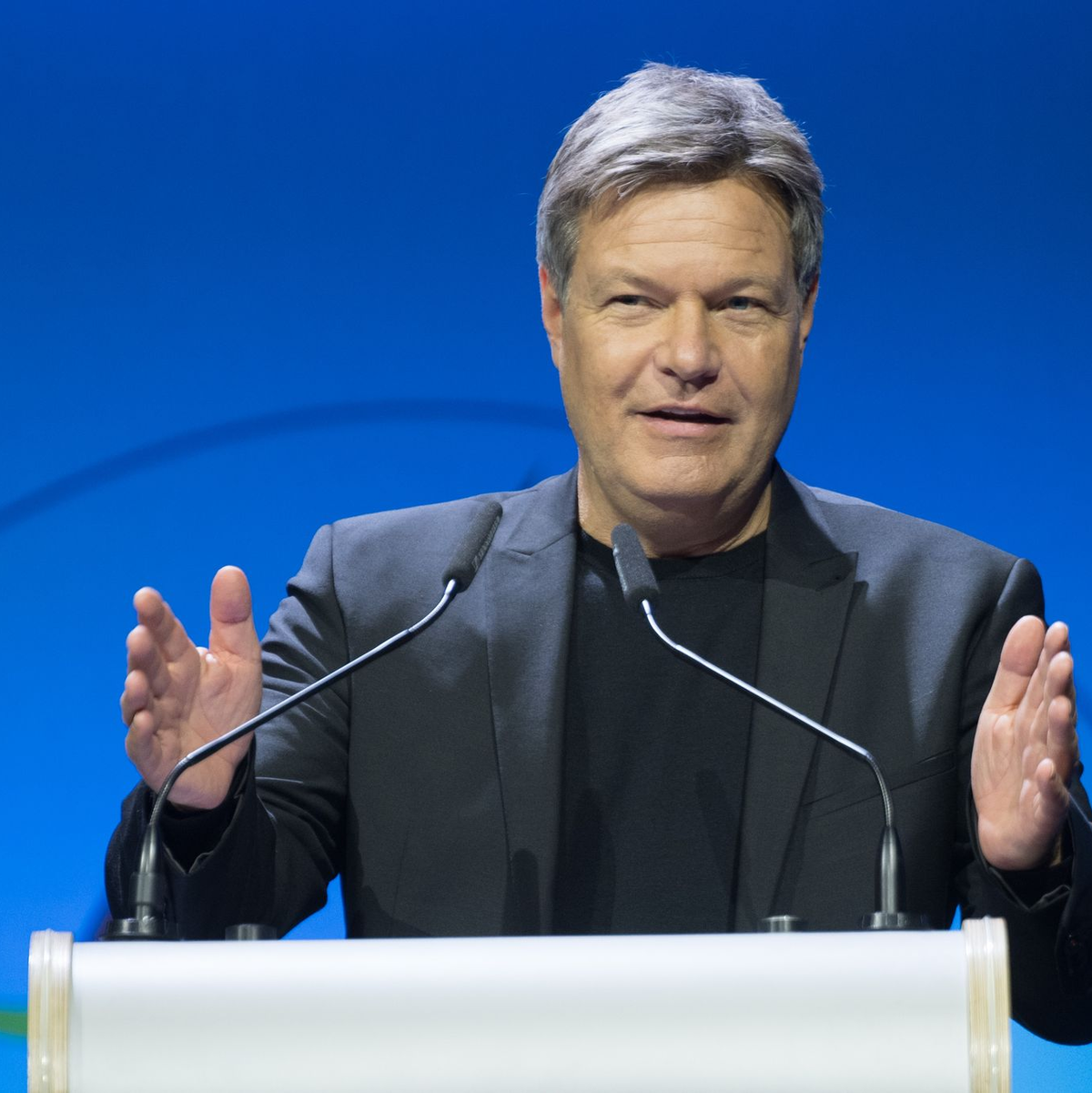 Will die Nachfrage nach Elektroautos ankurbeln: Minister Habeck. - Foto: Sebastian Gollnow/dpa