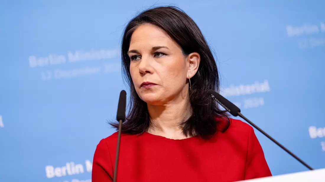 Außenministerin Baerbock fordert harte Sicherheitsgarantien für die Ukraine. - Bild: Fabian Sommer/dpa
