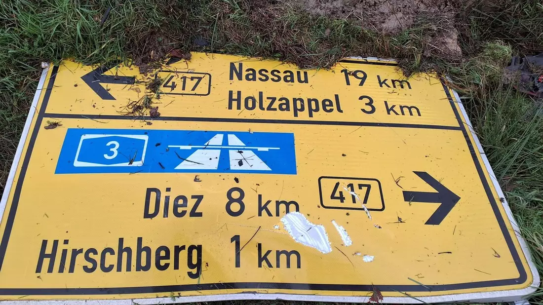 POL-PDMT: Langenscheid. Schild beschädigt und geflüchtet - Bild: presseportal.de