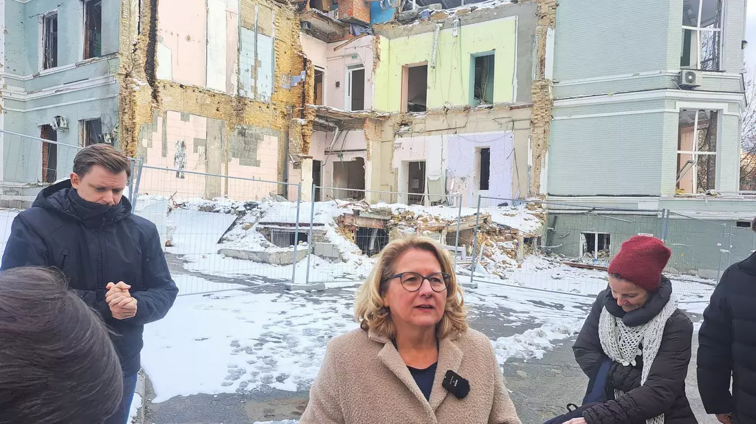 Ministerin Schulze übergab der Ukraine Ausrüstung als Winterhilfe.  - Bild: Andreas Stein/dpa