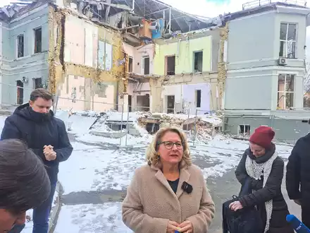 Bundesentwicklungsministerin Svenja Schulze (SPD) war sichtlich gerührt beim Anblick von Frühchen im von einer russischen Rakete getroffenen Kinderkrankenhaus Ochmatdyt in Kiew. - Foto: Andreas Stein/dpa
