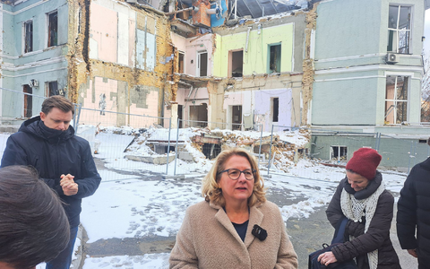 Bundesentwicklungsministerin Svenja Schulze (SPD) war sichtlich gerührt beim Anblick von Frühchen im von einer russischen Rakete getroffenen Kinderkrankenhaus Ochmatdyt in Kiew.  - Foto: Andreas Stein/dpa