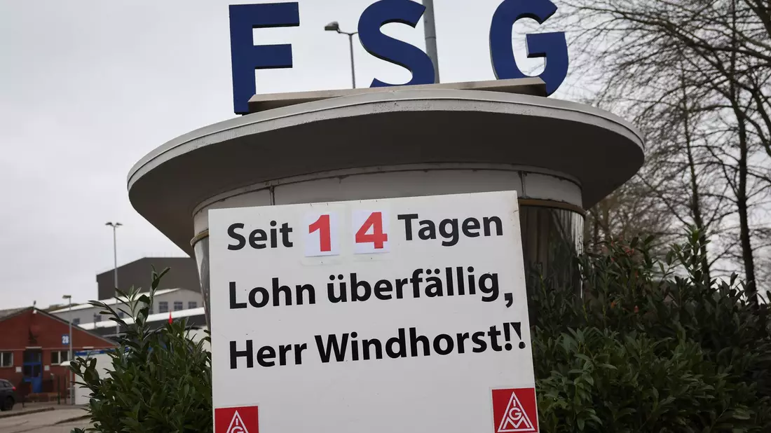 Trotz ungewisser Zukunft ist die Belegschaft froh, dass sich was tut. - Bild: Christian Charisius/dpa