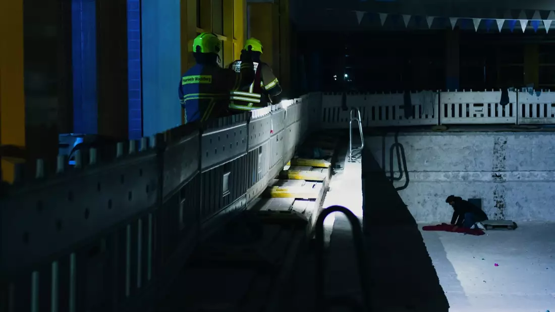 FW Wachtberg: Verunfallte Person und Brand in der Dusche. Ein Übungsabend im Berkumer Hallenbad - Bild: presseportal.de