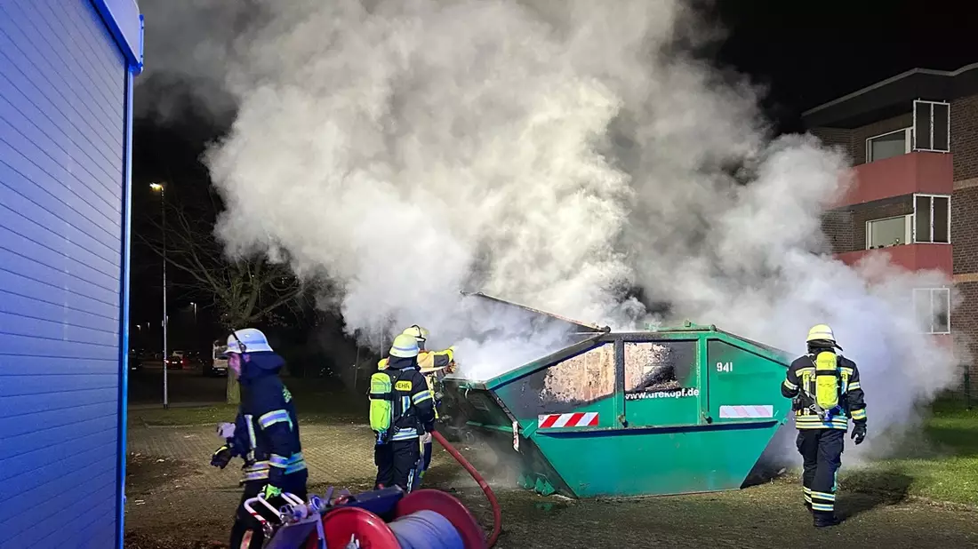 FW Moers: Mehrere Müllbehälter brennen in Moers-Mattheck - Bild: presseportal.de