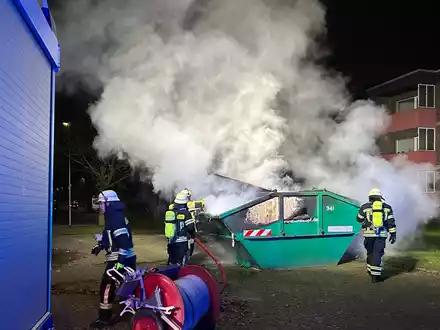 FW Moers: Mehrere Müllbehälter brennen in Moers-Mattheck - Foto: presseportal.de