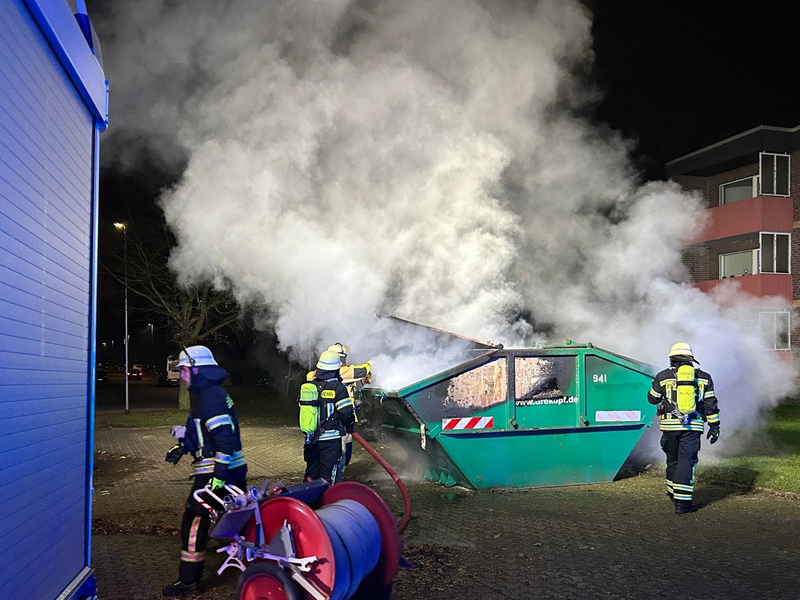 FW Moers: Mehrere Müllbehälter brennen in Moers-Mattheck - Foto: presseportal.de