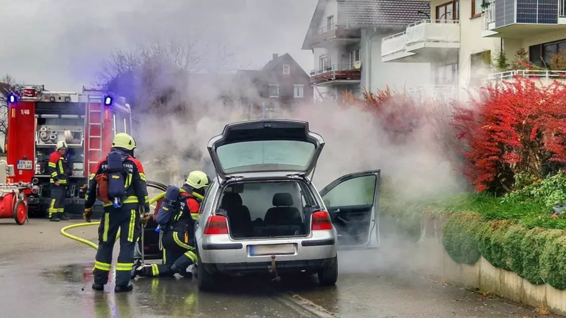 FW Allensbach: B1 PKW Brand innerorts - Bild: presseportal.de