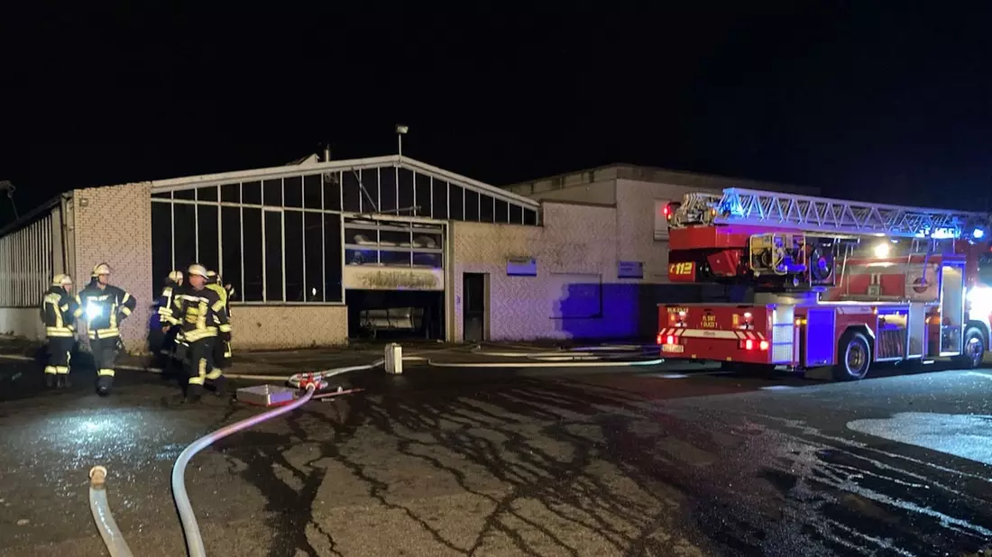 FFW Schwalmtal: Feuerwehr löscht Brand im ehemaligen Autohaus - Bild: presseportal.de